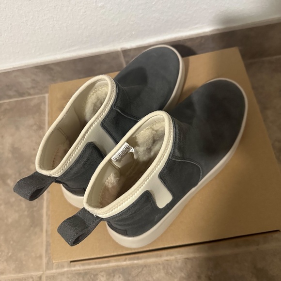 UGG CLASSIC BOOM BOOTIE - Picture 2 of 6